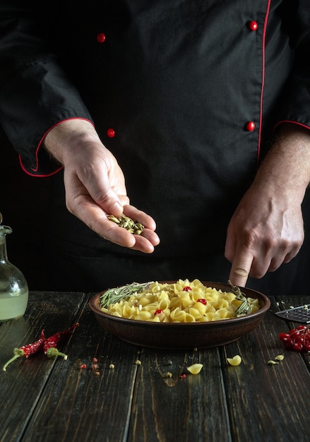 Kucharz przygotowujący potrawę