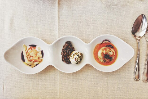 Trzy talerze z różnymi daniami